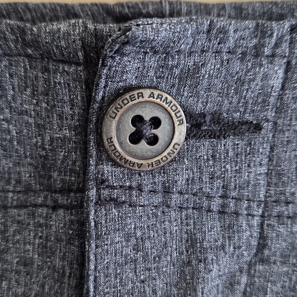 Under Armour | Loose Fit Gray Flat Front Shorts Mens Size 36 10" Inseam - Picture 4 of 7